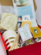 Load image into Gallery viewer, Gift - Hot Chocolate Bombs - 6 Large bombs/6 Frosted Sugar Cookies